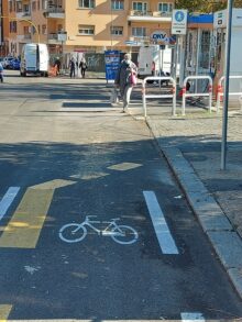 Via Gregorio VII, Pista ciclabile di via Gregorio VII interrotta da un benzinaio