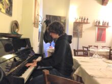 TUTTI 2020 parte, Un ragazzo suona il piano