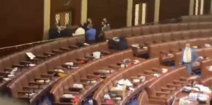 Assalto al Congresso Usa, Agenti difendono l'aula della Camera dei rappresentanti dall'assalto dei manifestanti