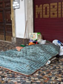 delinquenti, Un giaciglio di un senzatetto a Piazza Vittorio