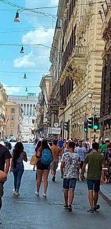 Variante Delta, Turisti a via del Corso a Roma