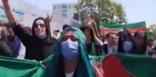 Afghanistan normalizzato, Donne afghane protestano con la bandiera nazionale