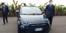 transizione ecologica, John Elkann presenta la 500 elettrica al Lingotto