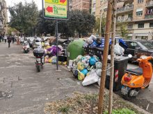 "Puliremo Roma",Rifiuti inondano una strada di Roma