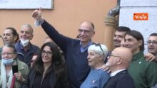 Elezioni di domenica 25 settembre. Enrico Letta al seggio elettorale assieme ai militanti del Pd