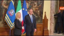 Governo Meloni, Stretta di mano tra Giorgia Meloni e Mario Draghi