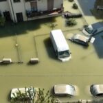 Cambiamenti climatici, Auto sommerse dall'acqua da una alluvione in Emilia-Romagna