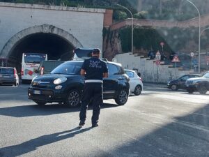 Vigili, Un vigile urbano alle prese con il traffico di Roma