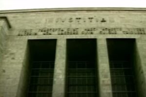 Due storie, Il Tribunale di Milano