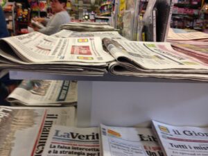 Libertà di stampa, Copie di quotidiani in vendita