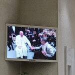 Dignità sociale, Papa Francesco stringe le mani dei fedeli
