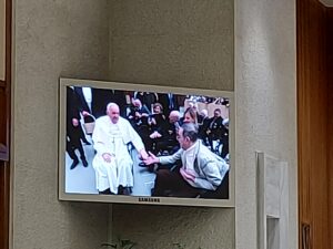 Dignità sociale, Papa Francesco stringe le mani dei fedeli