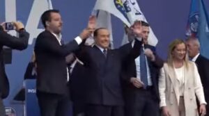 Un aeroporto a Berlusconi, Salvini, Berlusconi e Meloni in un comizio a piazza del Popolo a Roma