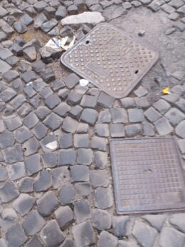 Sampietrini, Via di Roma con sampietrini posati male