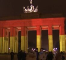 Germania est, La Porta di Brandeburgo a Berlino illuminata con i colori della bandiera tedesca