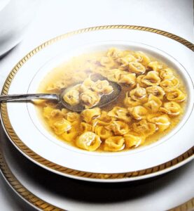 Tortellini, Un piatto di tortellini in brodo