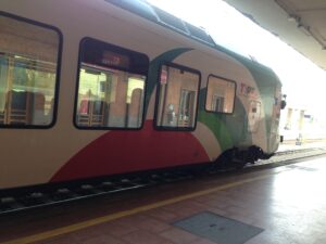 Lo sport preferit4o, Un treno in stazione