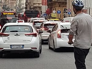 Partiti senza credibilità, Via del Tritone a Roma paralizzata dal traffico