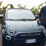 Ex Fiat, John Elkann con una Fiat 500 elettrica sulla pista del tetto del Lingotto