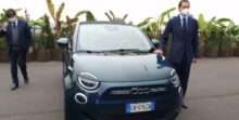 Ex Fiat, John Elkann con una Fiat 500 elettrica sulla pista del tetto del Lingotto