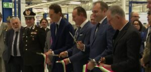 Defenestrato Tavares, John Elkann e Carlos Tavares a Mirafiori